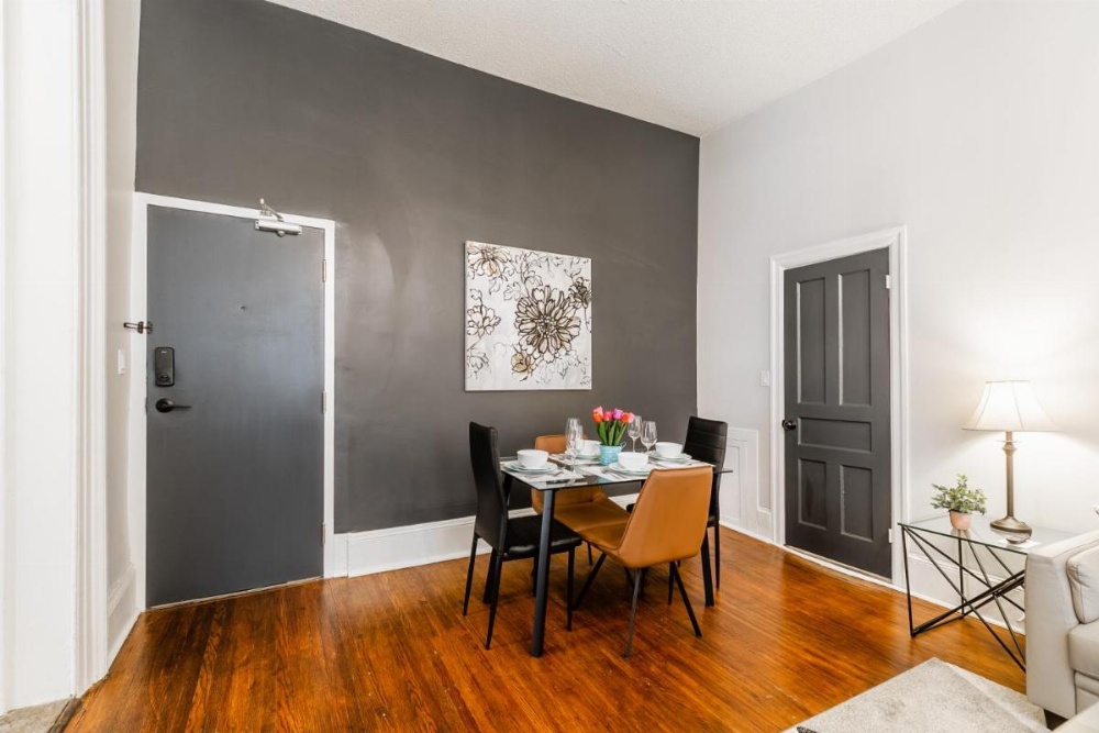 Upscale 1BR - Boutique Apartment - PRIME Downtown Location!